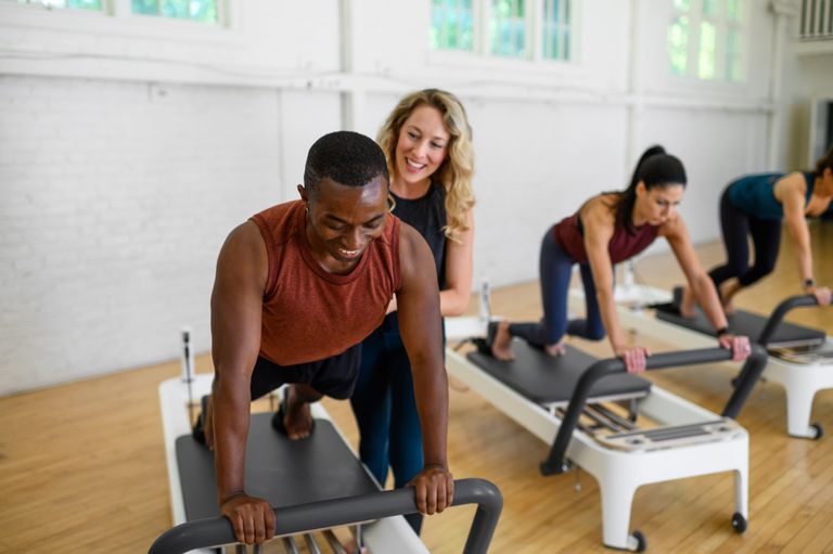Séance de Pilates en groupe