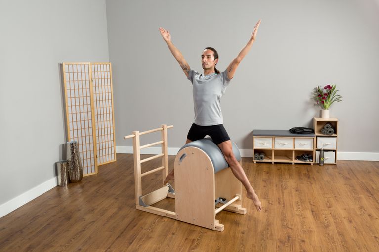 Homme faisant de l'exercice sur appareil