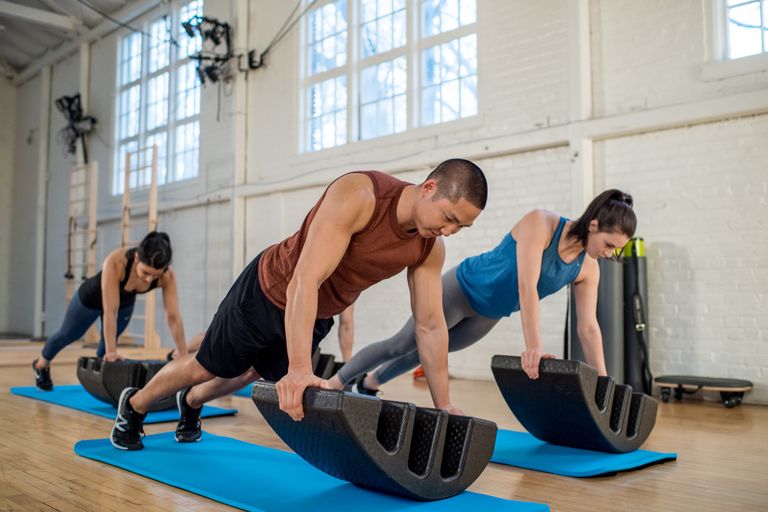 Personnes faisant des exercices ensemble